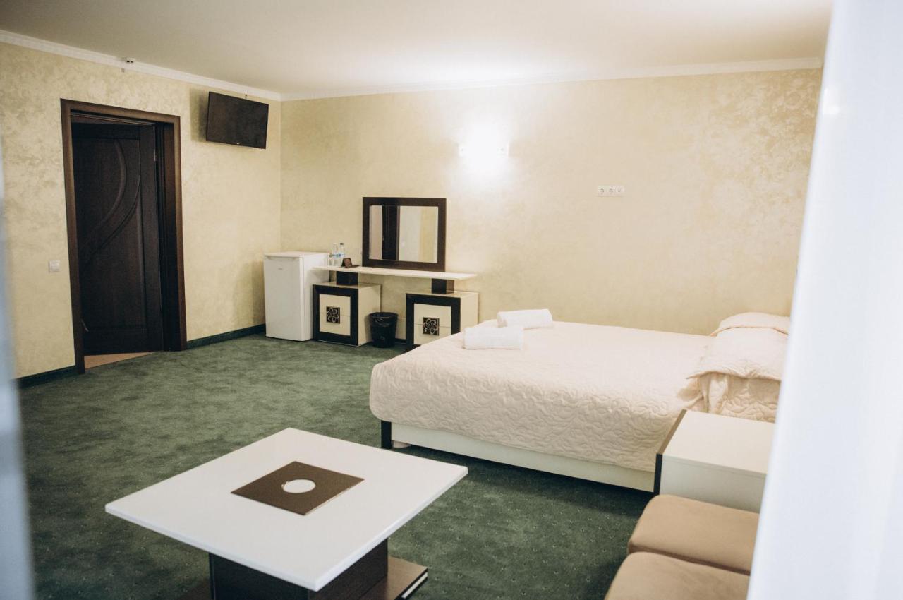 Роляда Hotel Tysmenytsia Exterior photo