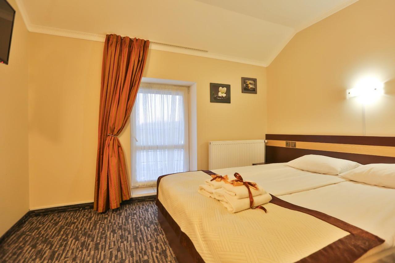 Роляда Hotel Tysmenytsia Exterior photo
